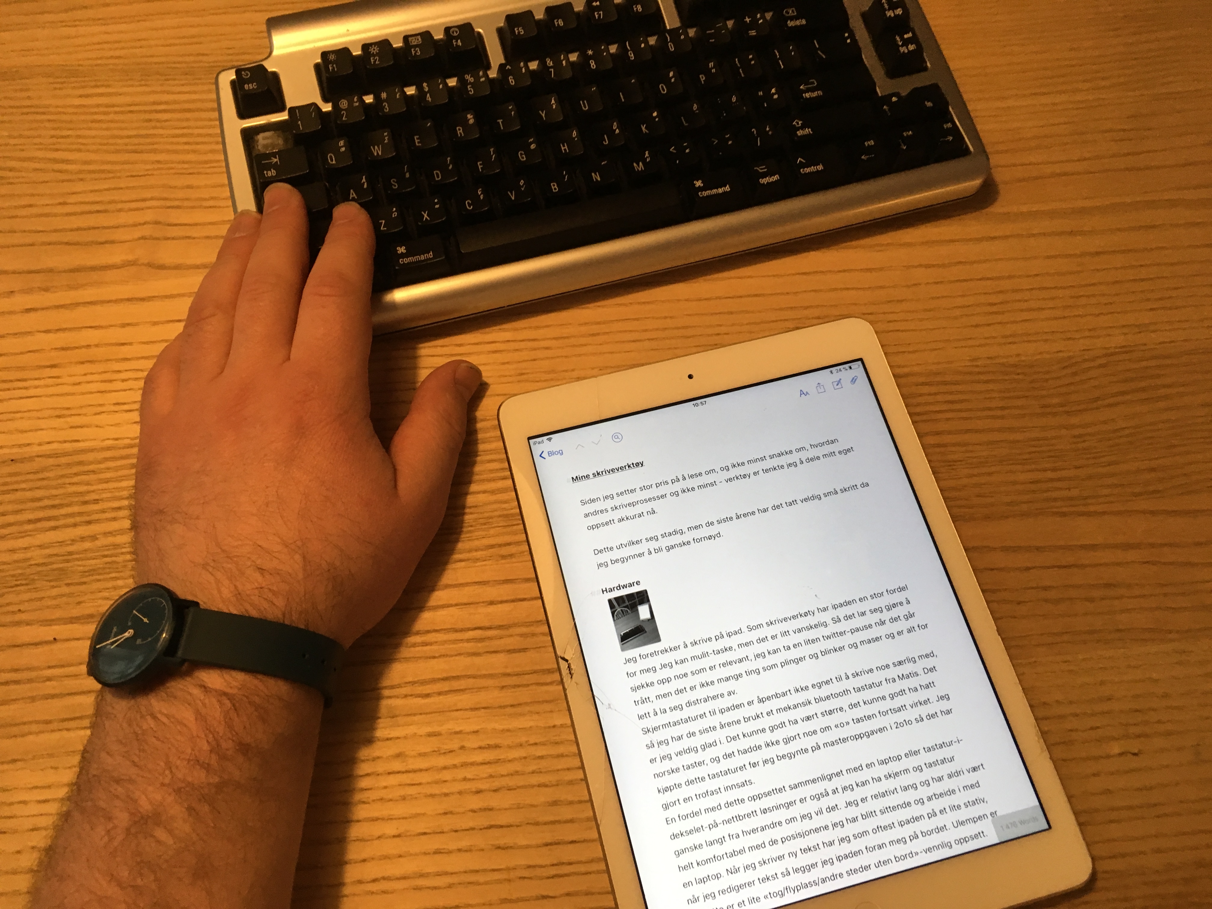 En ipad ligger på et bord foran et lite mekanisk tastatur.